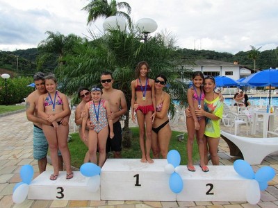 Natação 8 á 10 anos Fem. (foto com a família)