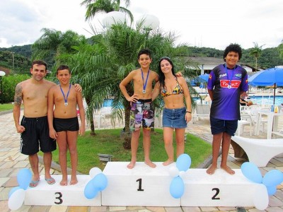 Natação 11 á 14 anos Masc. (foto com a família)